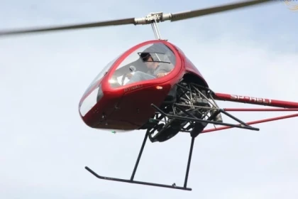 hélicoptère rouge dans les airs