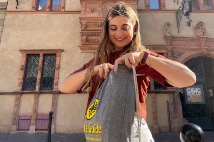 dame qui ouvre un sac