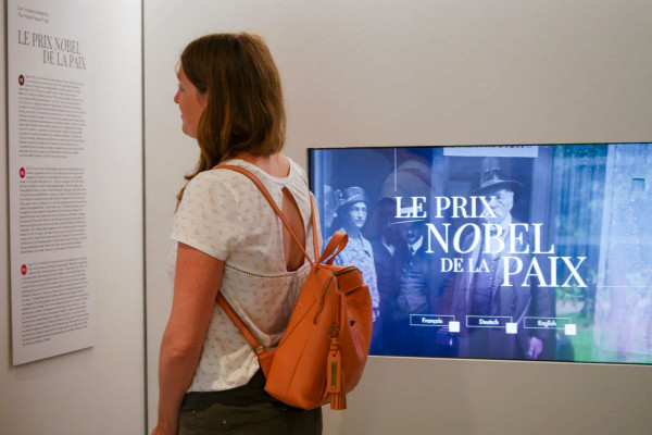 femme qui regarde des pancartes au mur